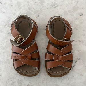 Saltwater sandals tan size 6